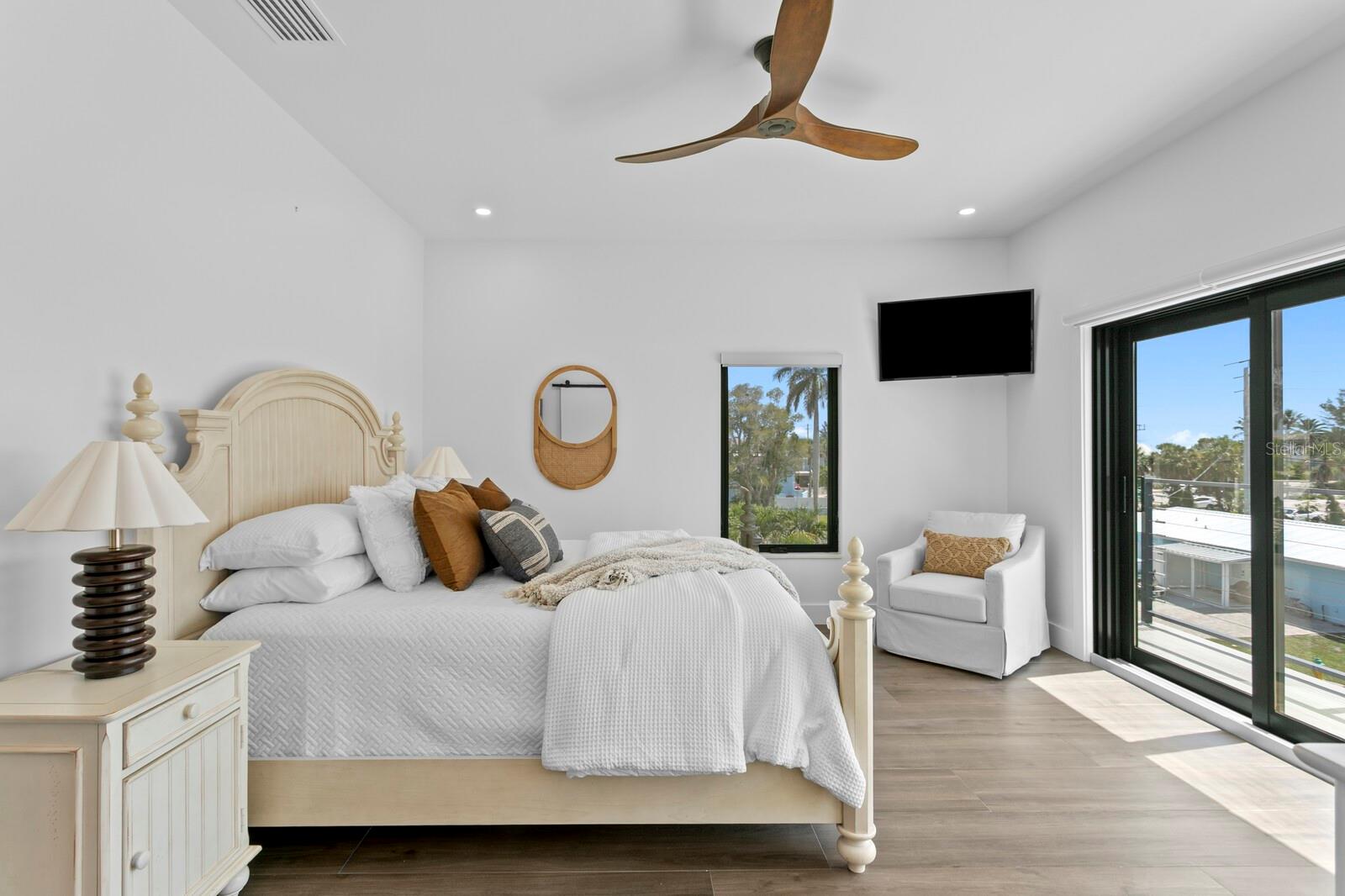 201 N HARBOR DR, HOLMES BEACH, FL, 34217