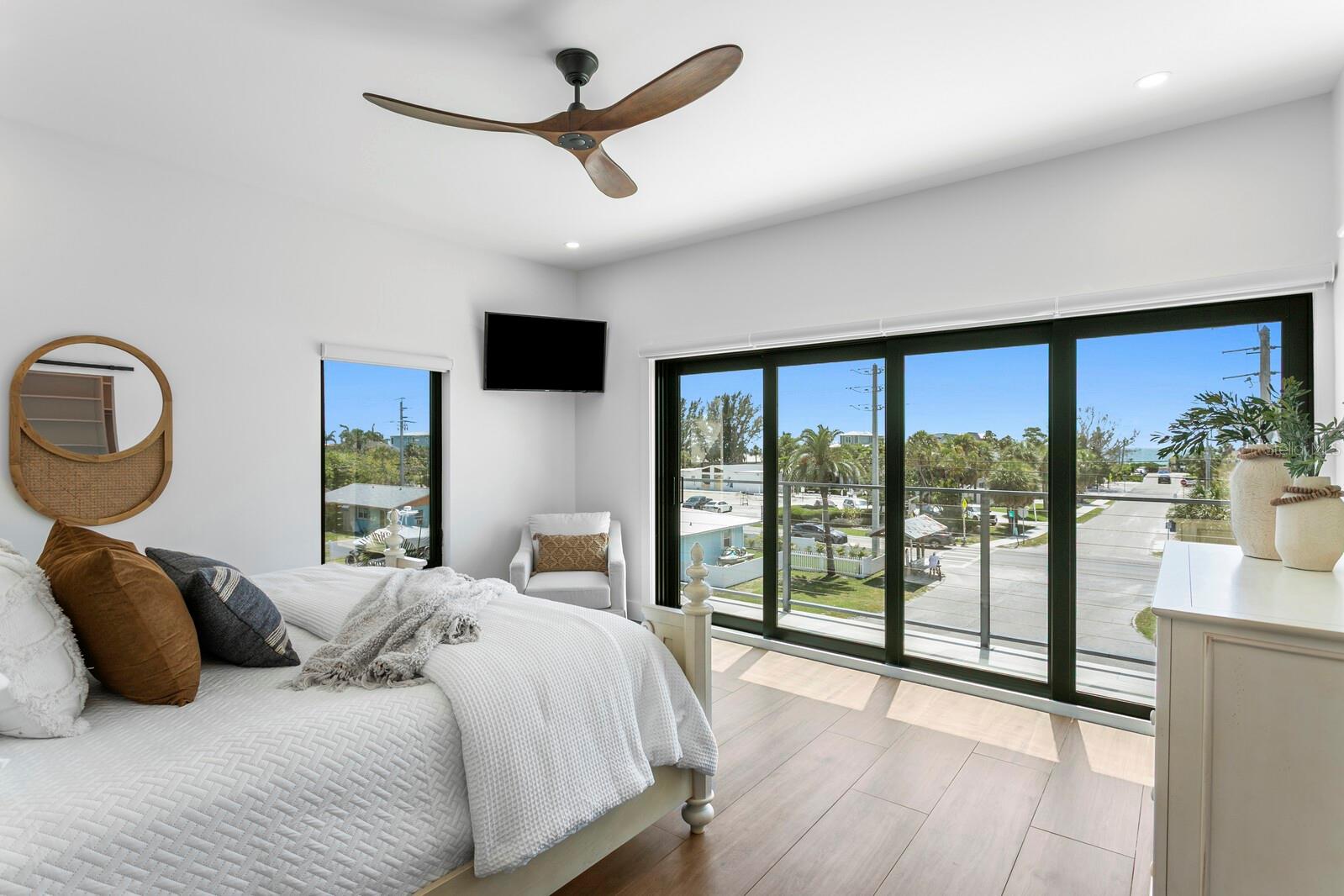 201 N HARBOR DR, HOLMES BEACH, FL, 34217