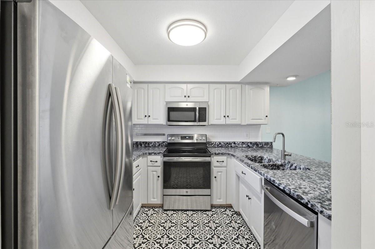 430 HILLCREST DR SE, WINTER HAVEN, FL, 33884