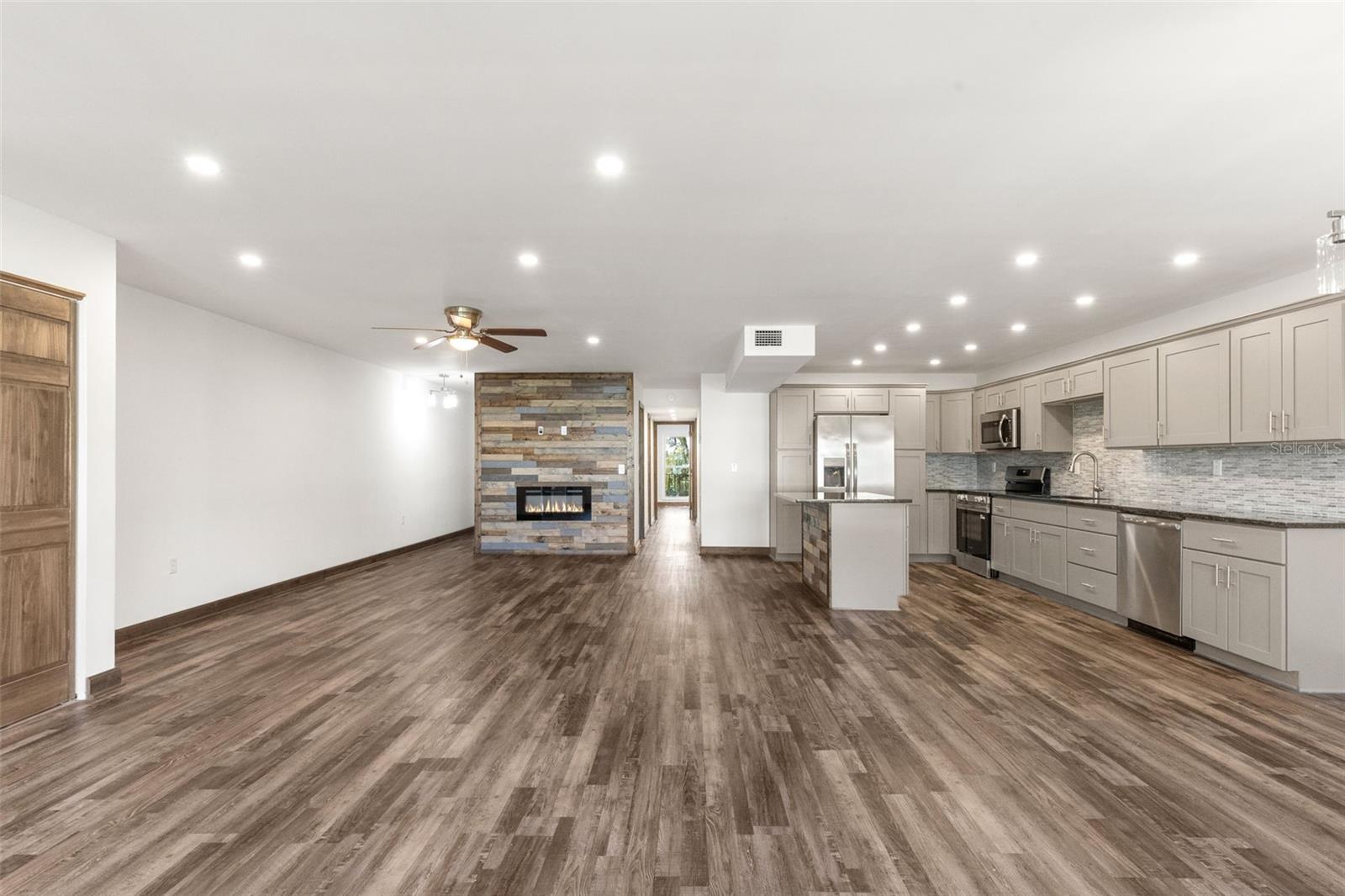 225 COUNTRY CLUB DR #B221, LARGO, FL, 33771