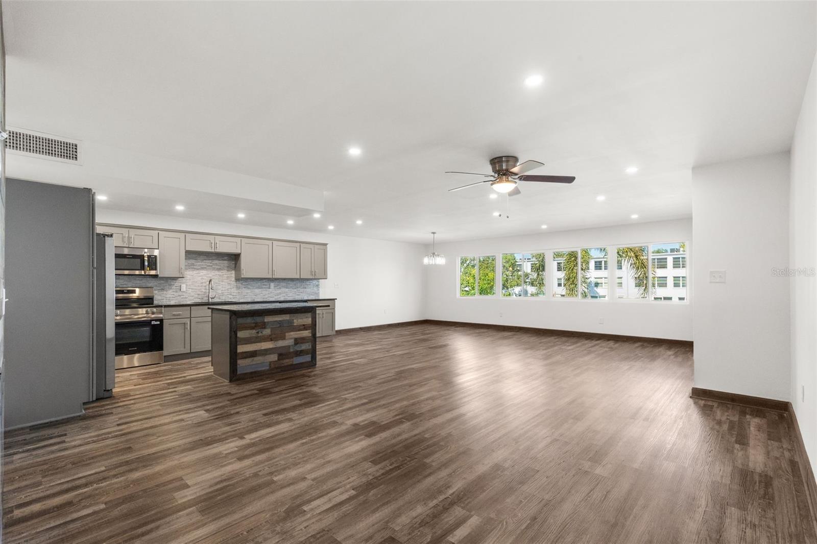 225 COUNTRY CLUB DR #B221, LARGO, FL, 33771