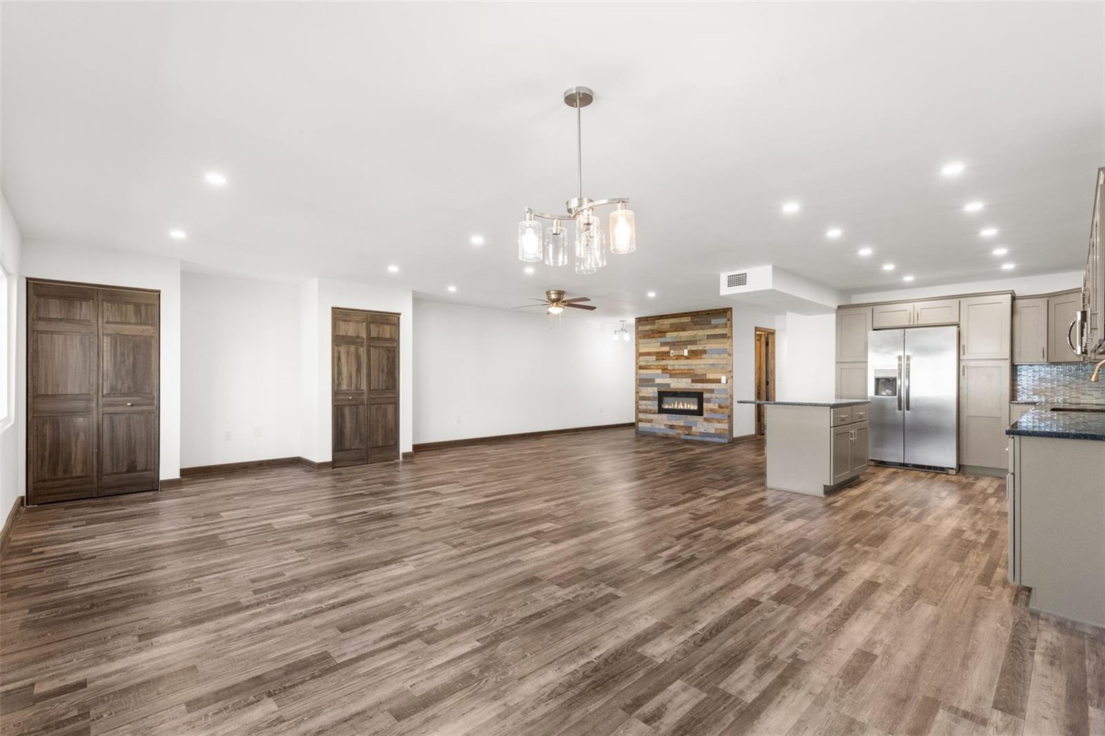 225 COUNTRY CLUB DR #B221, LARGO, FL, 33771