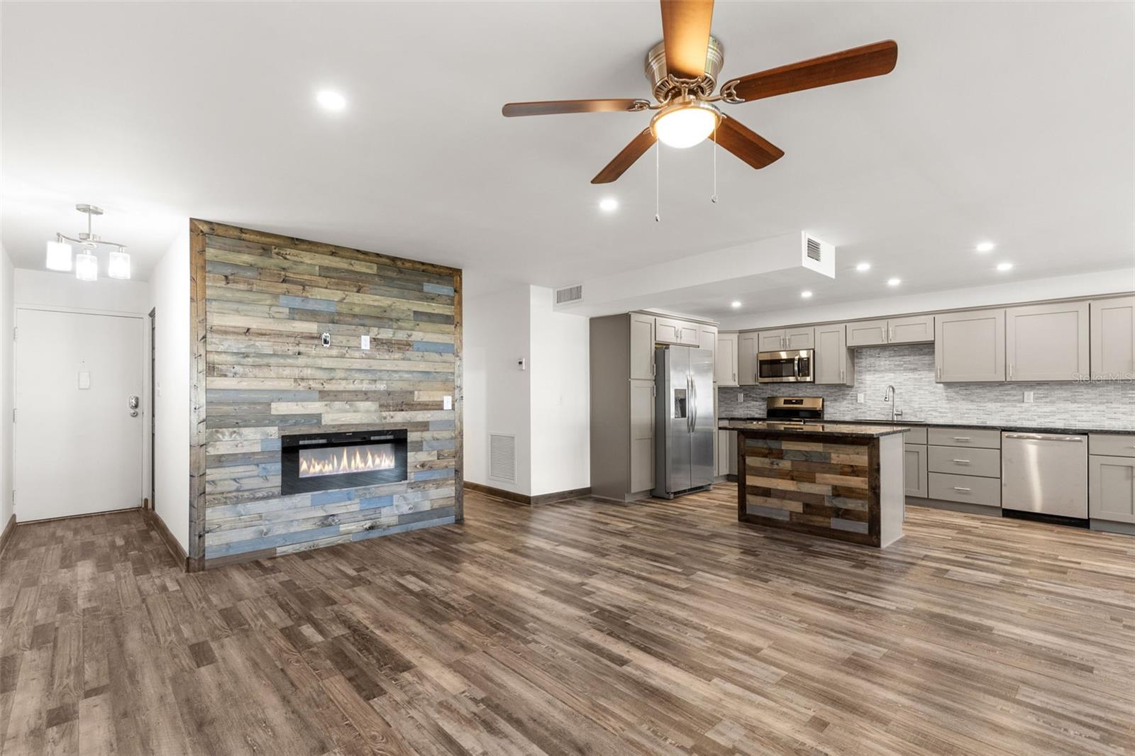 225 COUNTRY CLUB DR #B221, LARGO, FL, 33771