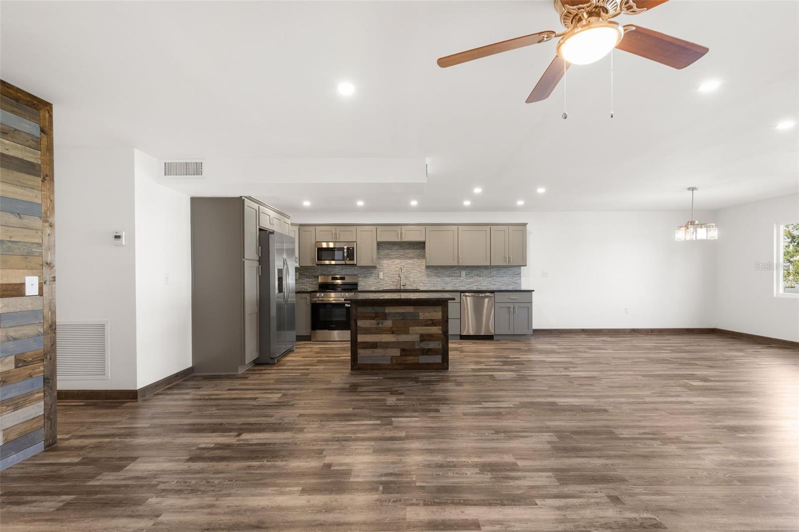225 COUNTRY CLUB DR #B221, LARGO, FL, 33771