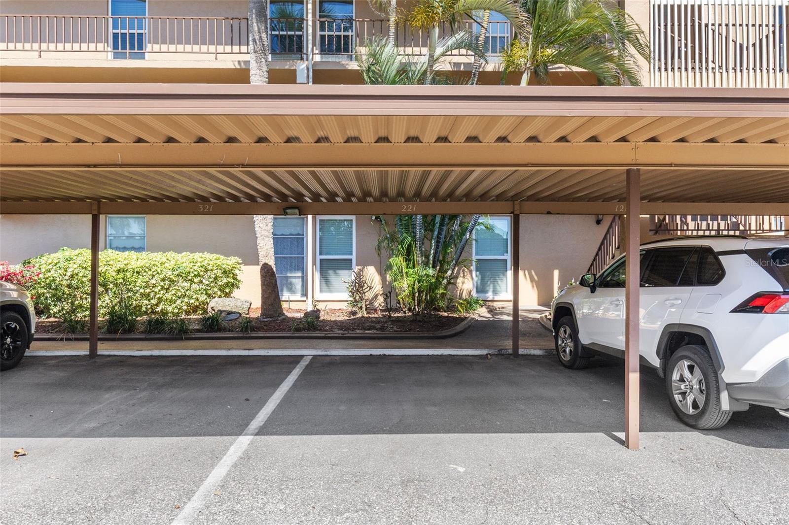 225 COUNTRY CLUB DR #B221, LARGO, FL, 33771