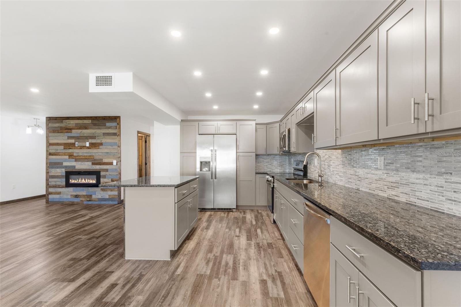 225 COUNTRY CLUB DR #B221, LARGO, FL, 33771