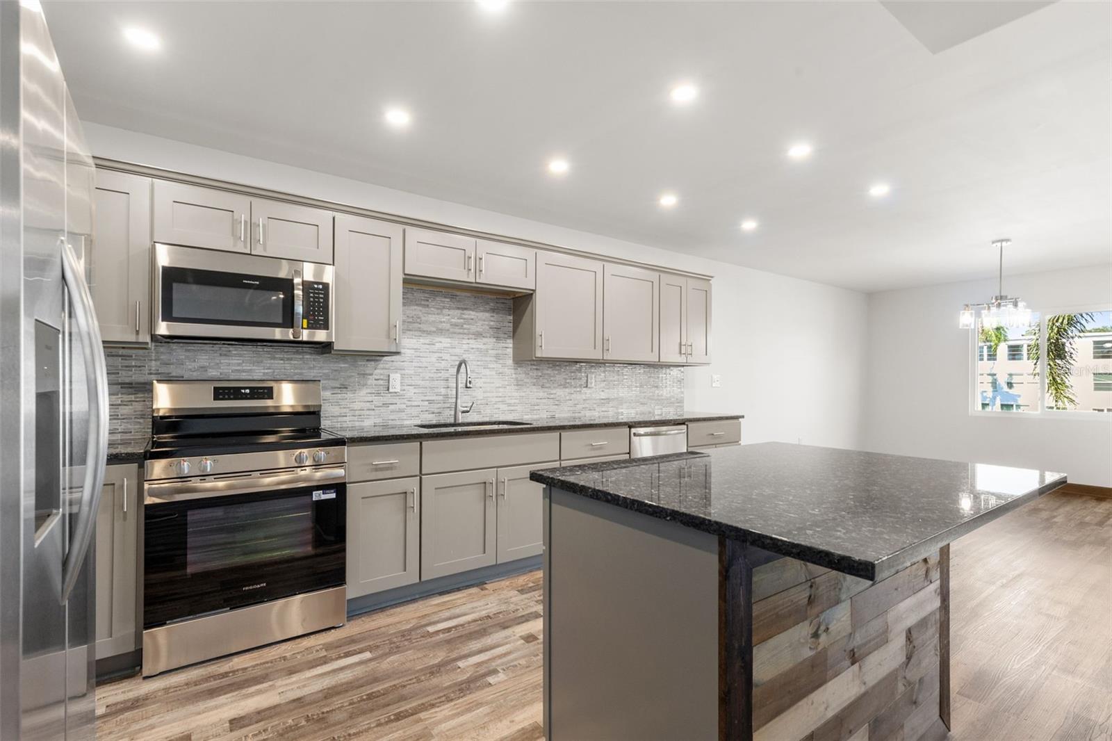 225 COUNTRY CLUB DR #B221, LARGO, FL, 33771