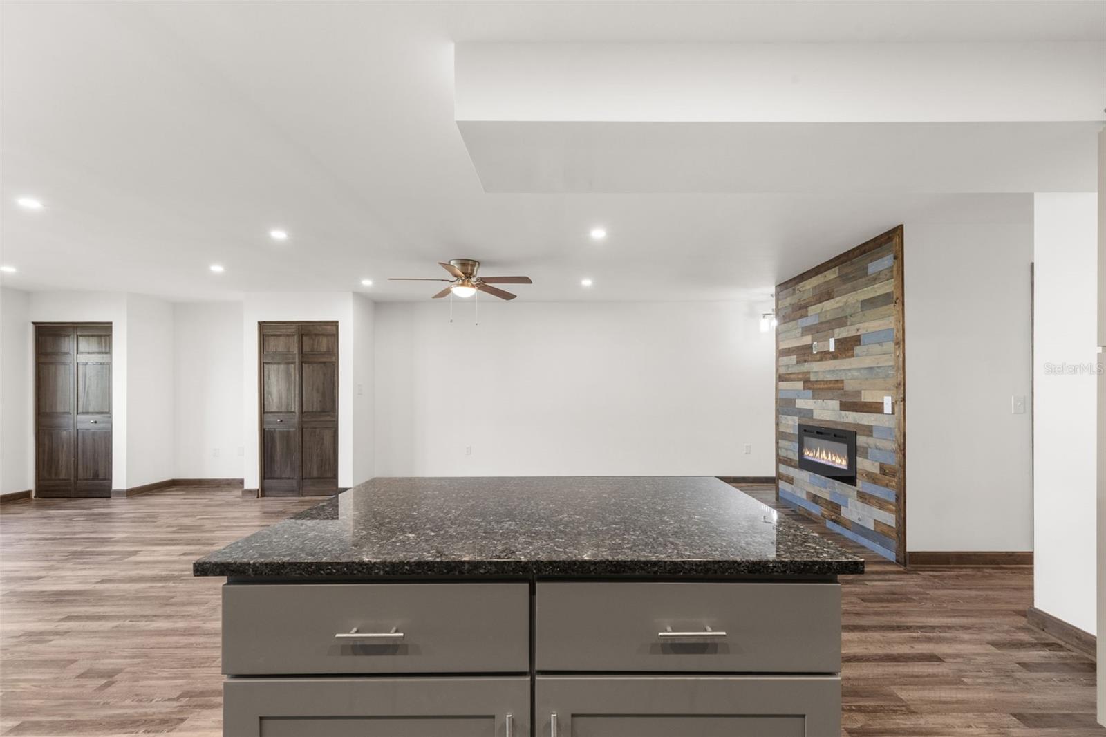 225 COUNTRY CLUB DR #B221, LARGO, FL, 33771