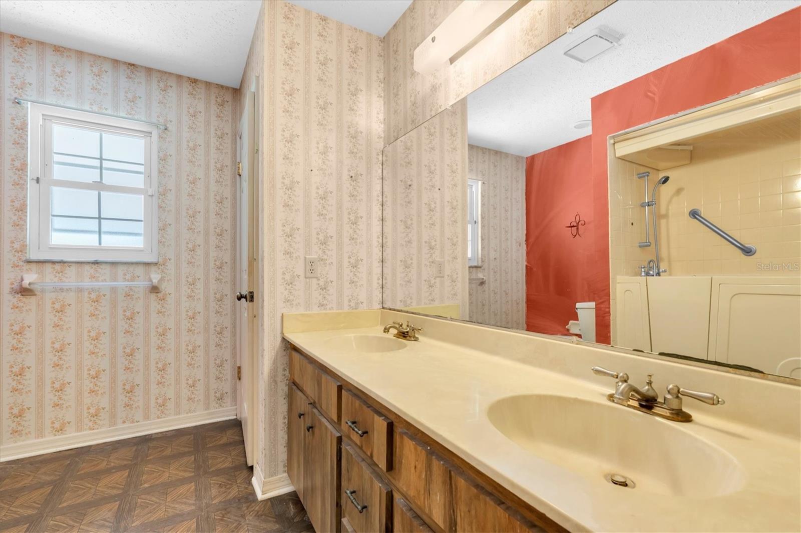 10422 N WOODMERE RD, TAMPA, FL, 33617