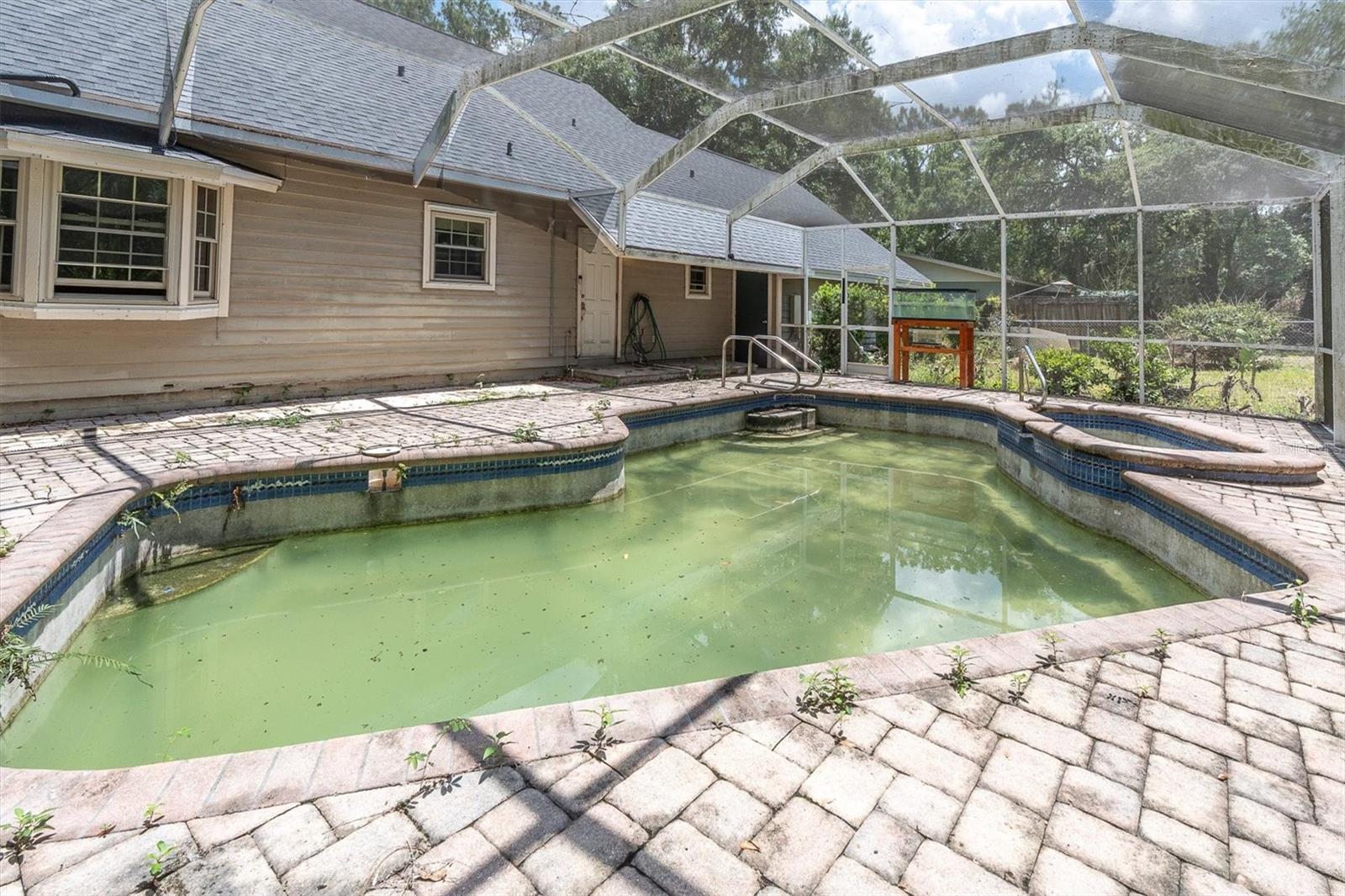 10422 N WOODMERE RD, TAMPA, FL, 33617