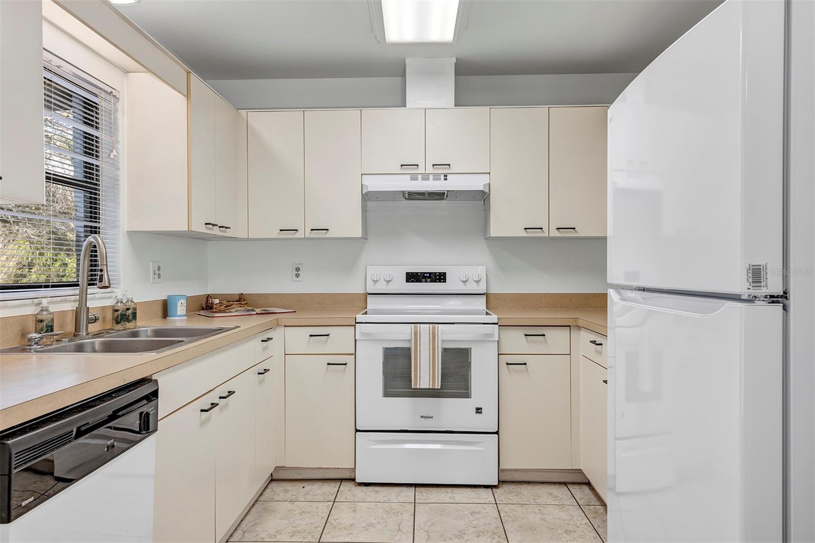 606 THIRD AVE, LADY LAKE, FL, 32159
