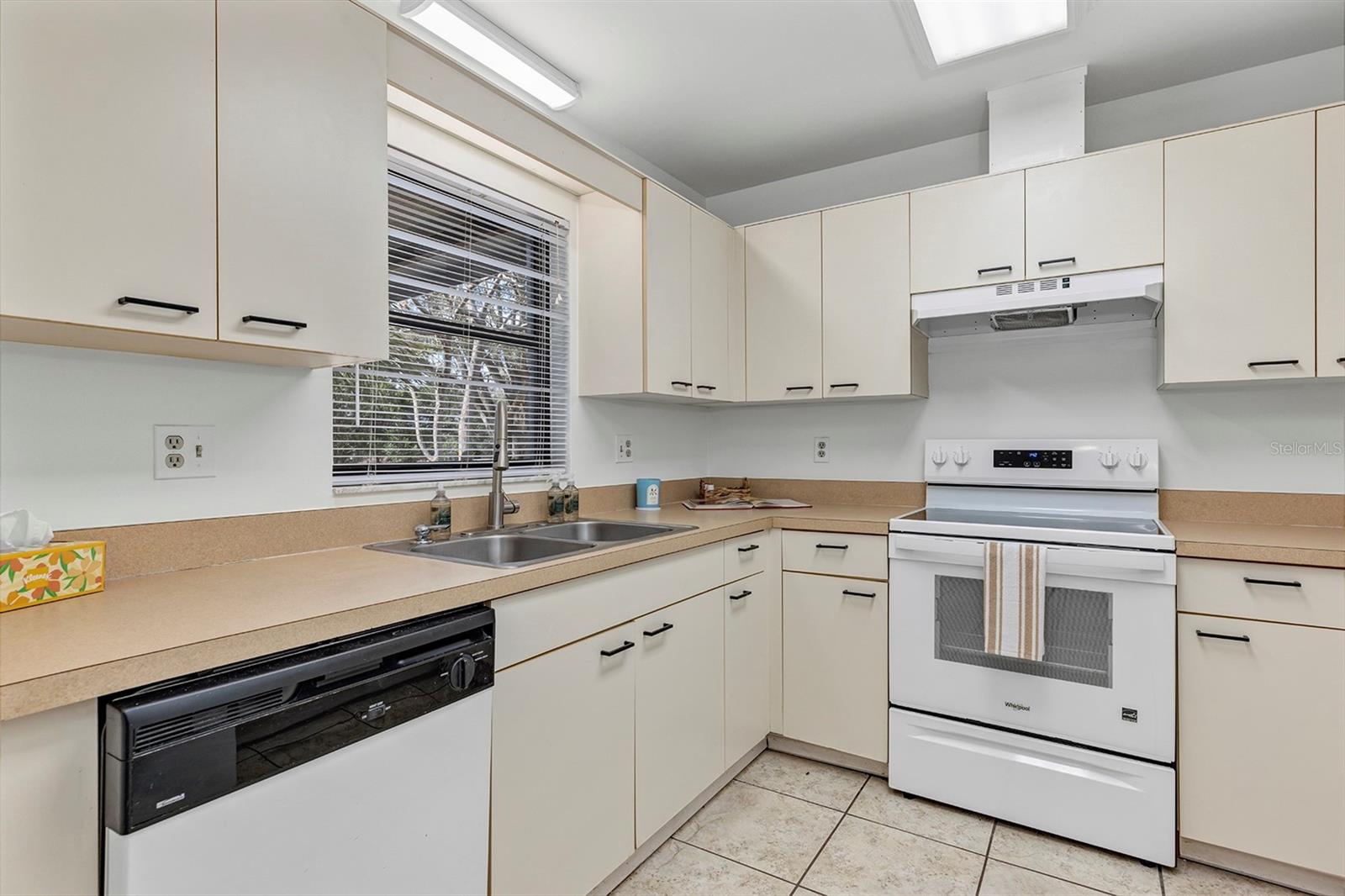 606 THIRD AVE, LADY LAKE, FL, 32159