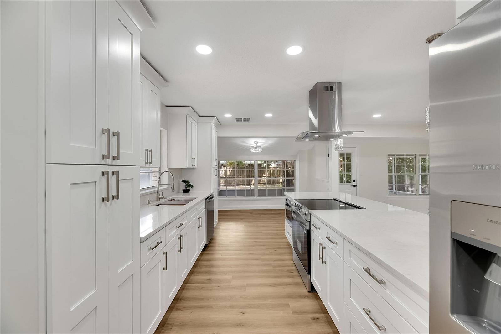 2207 PARKWOOD DR, VALRICO, FL, 33594