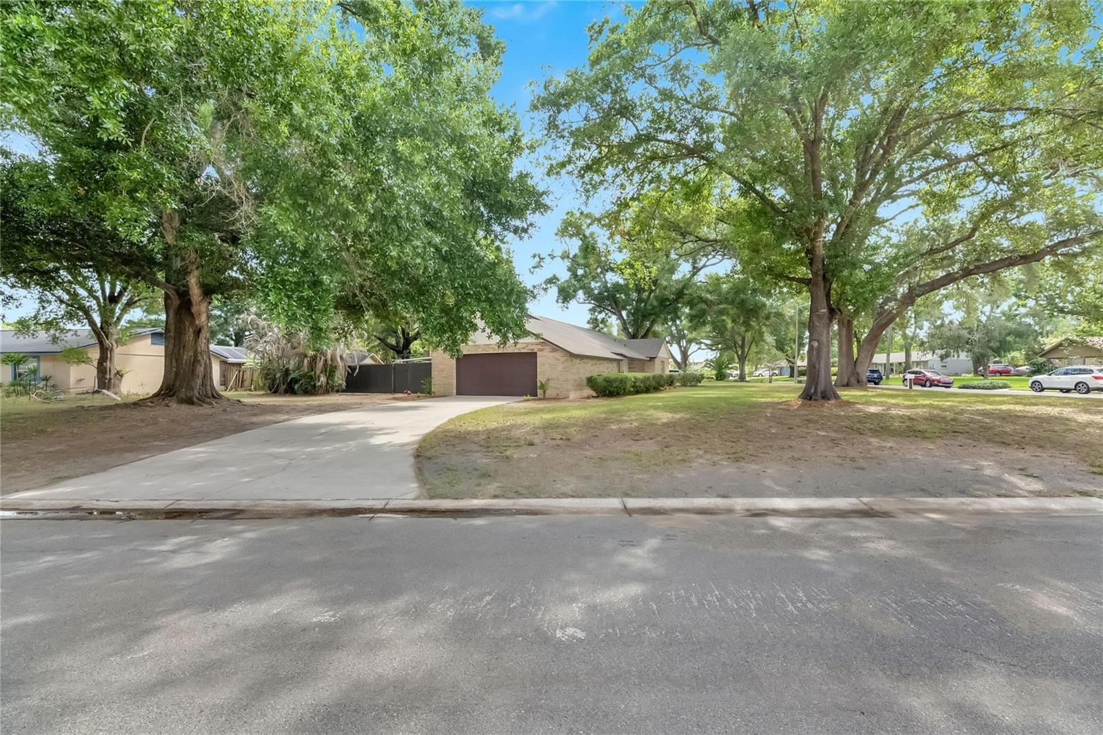 2207 PARKWOOD DR, VALRICO, FL, 33594