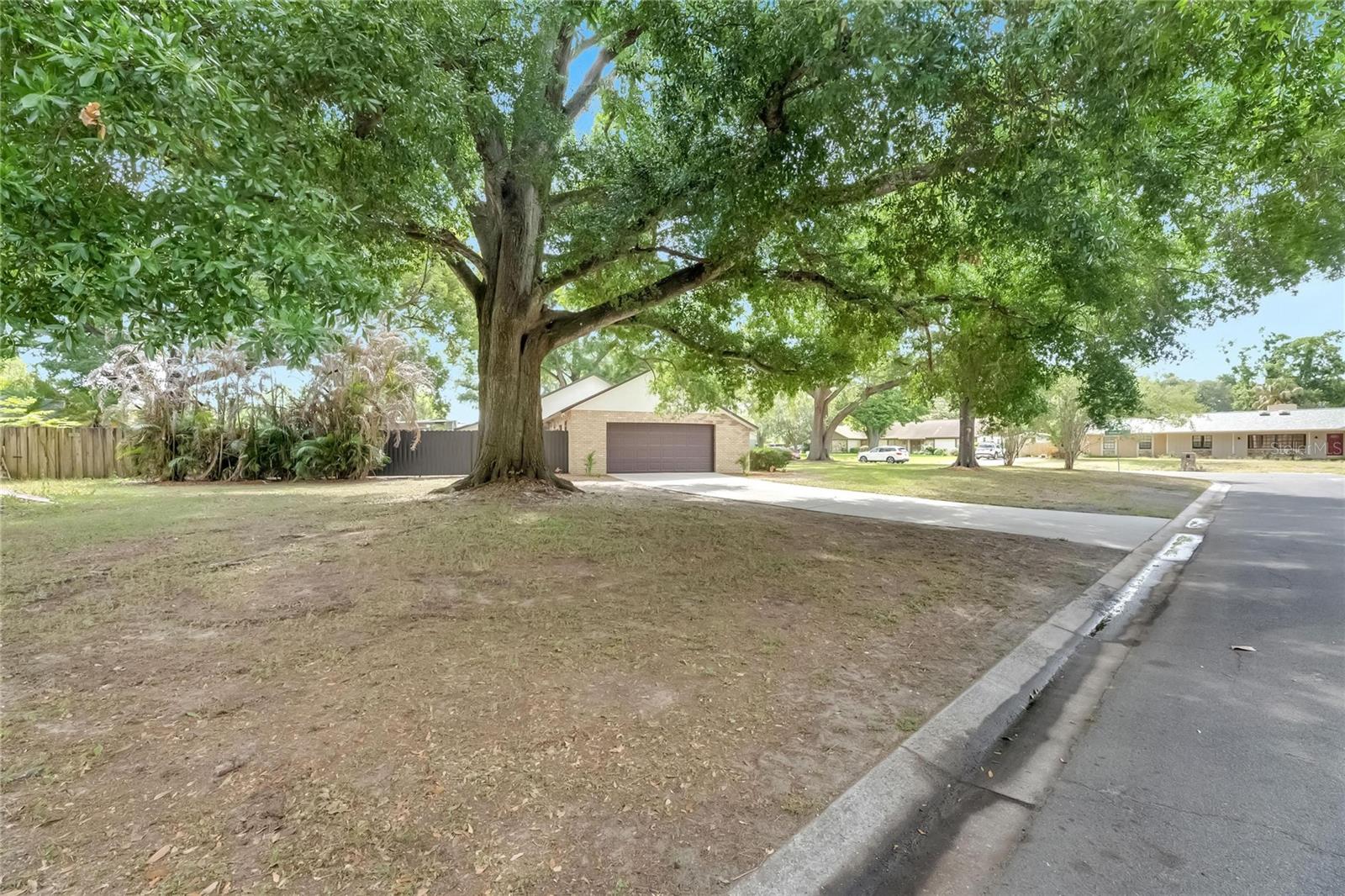 2207 PARKWOOD DR, VALRICO, FL, 33594