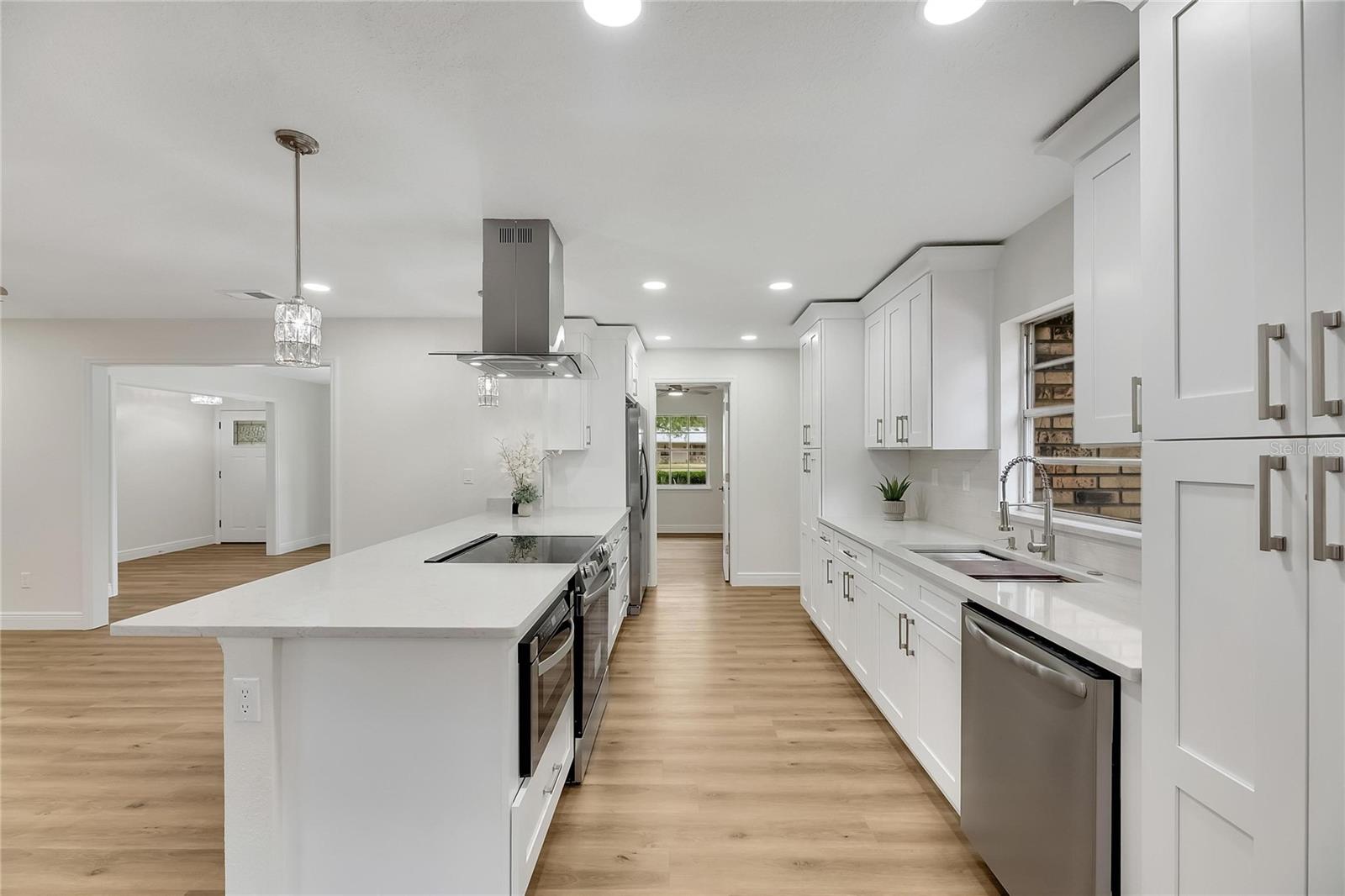 2207 PARKWOOD DR, VALRICO, FL, 33594