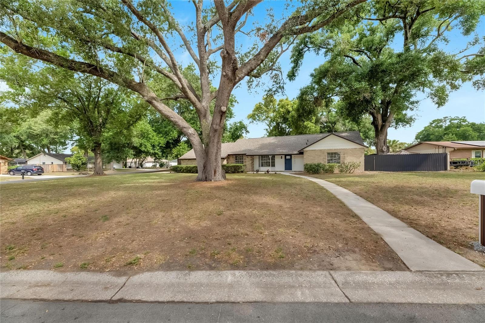2207 PARKWOOD DR, VALRICO, FL, 33594