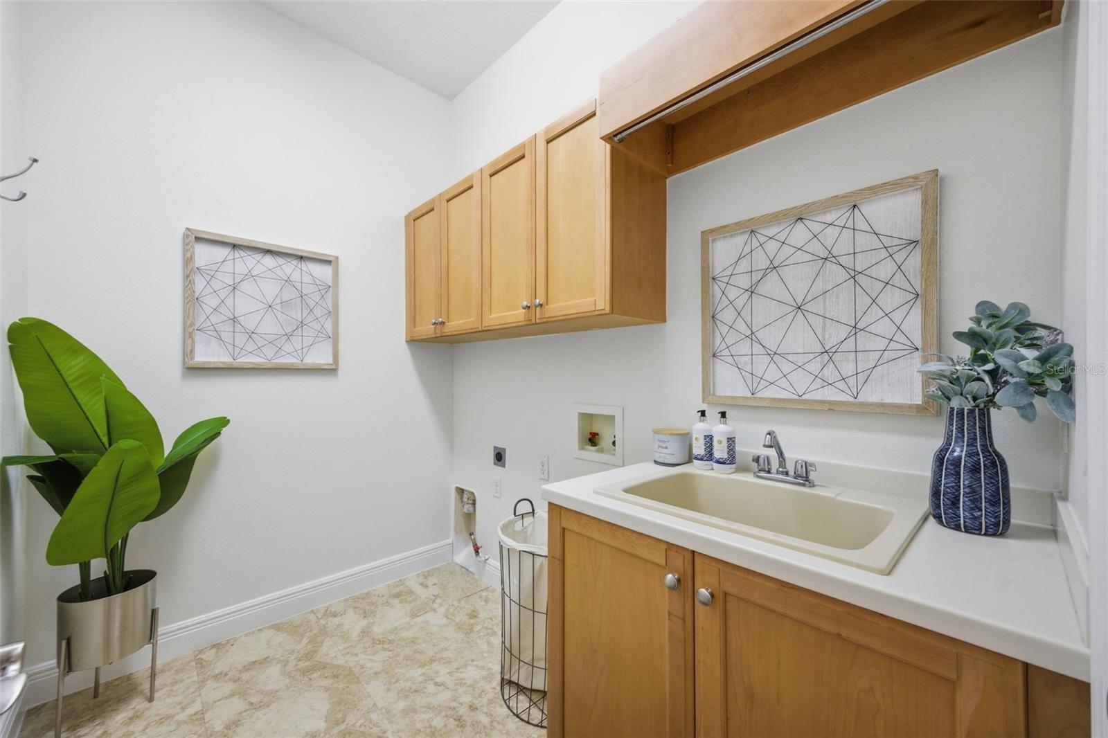 9409 TREE TOPS LAKE RD, TAMPA, FL, 33626