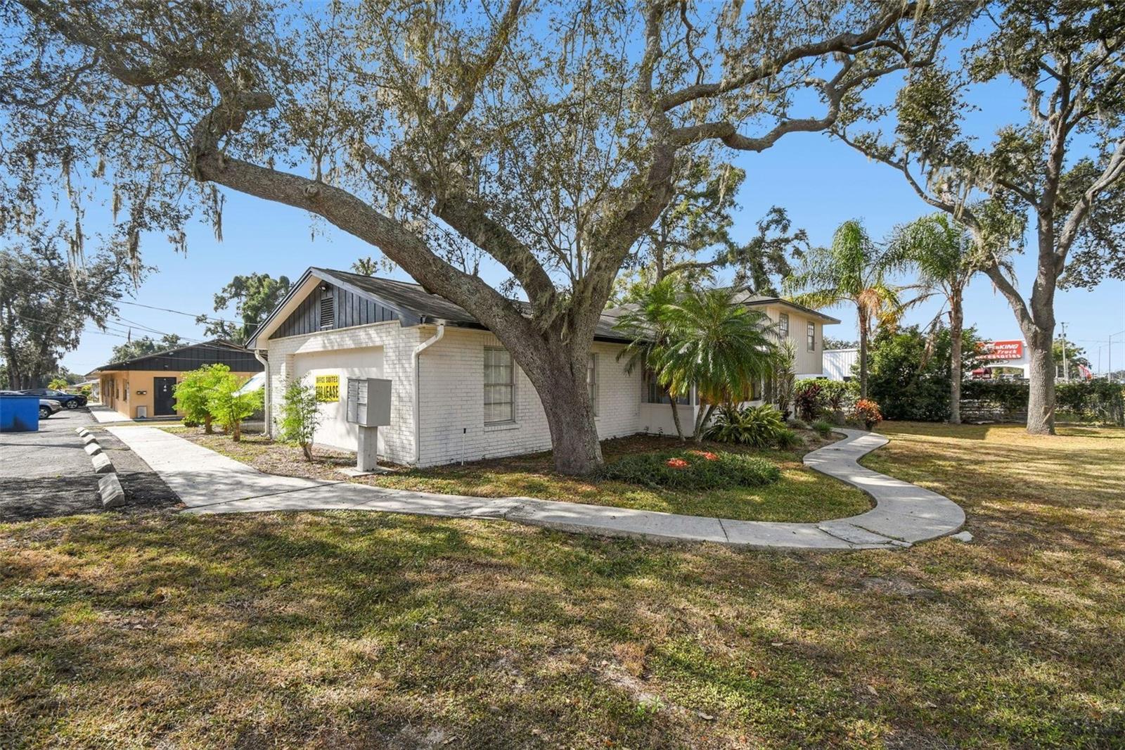 855 E BRANDON BLVD, BRANDON, FL, 33511