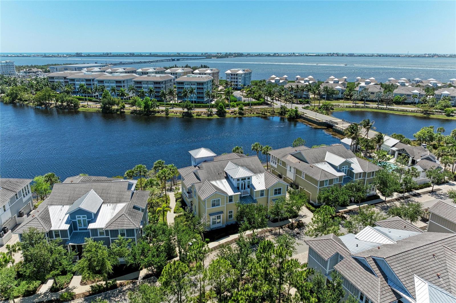 340 SAPPHIRE LAKE DR #201, BRADENTON, FL, 34209