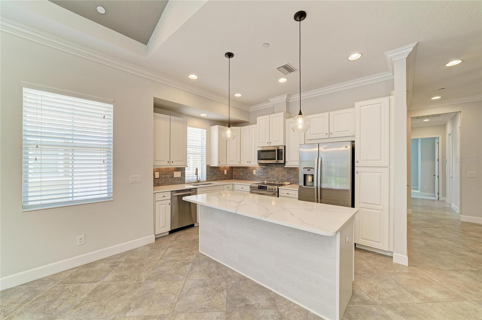 340 SAPPHIRE LAKE DR #201, BRADENTON, FL, 34209