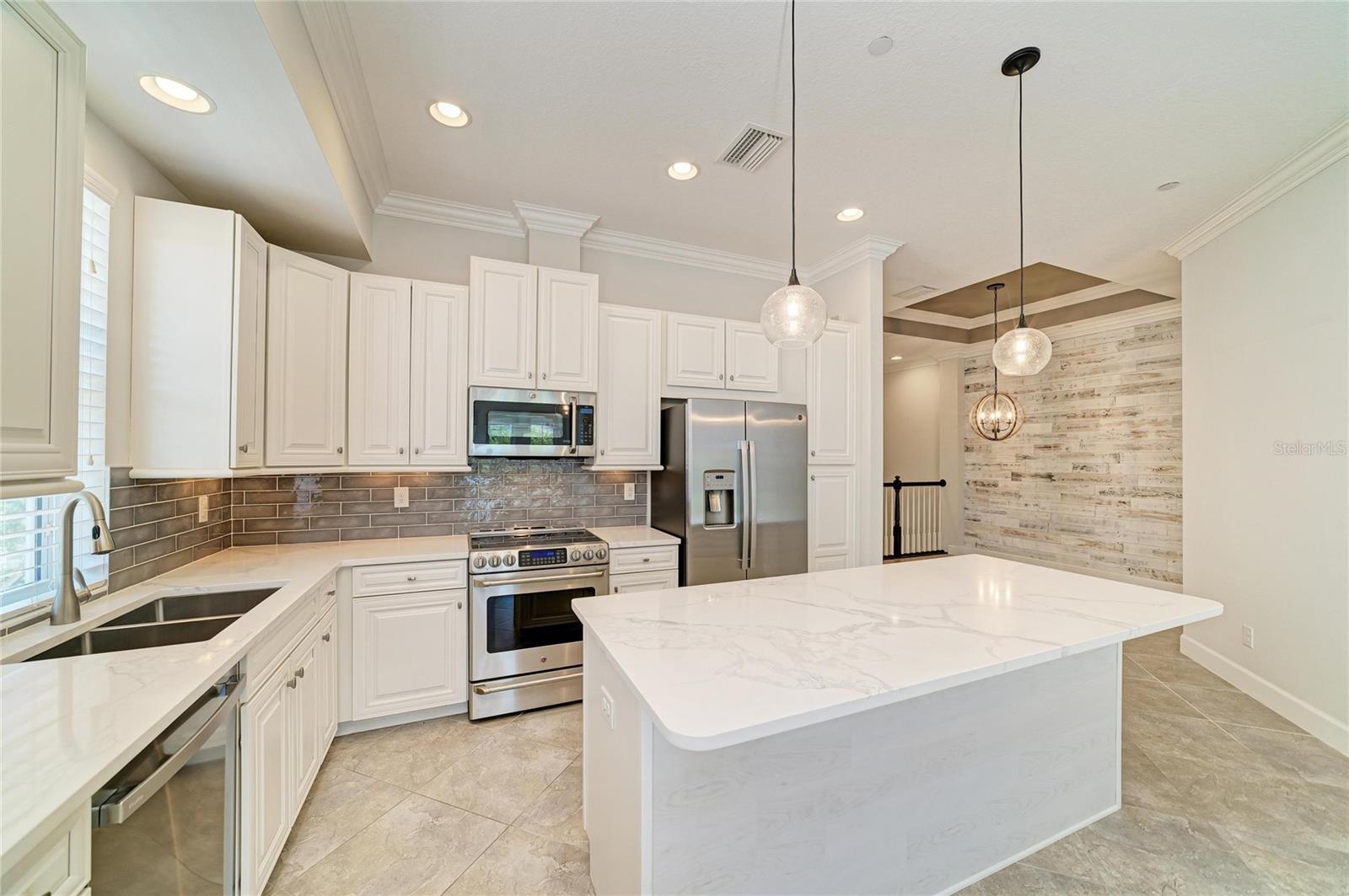 340 SAPPHIRE LAKE DR #201, BRADENTON, FL, 34209