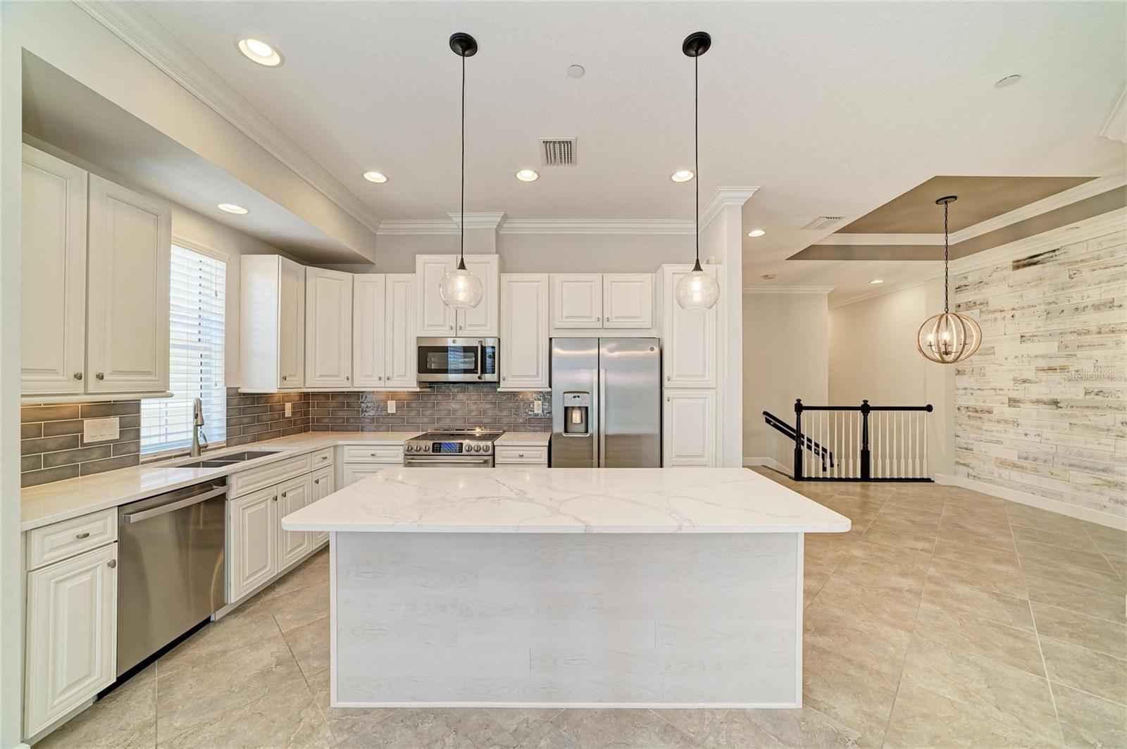 340 SAPPHIRE LAKE DR #201, BRADENTON, FL, 34209