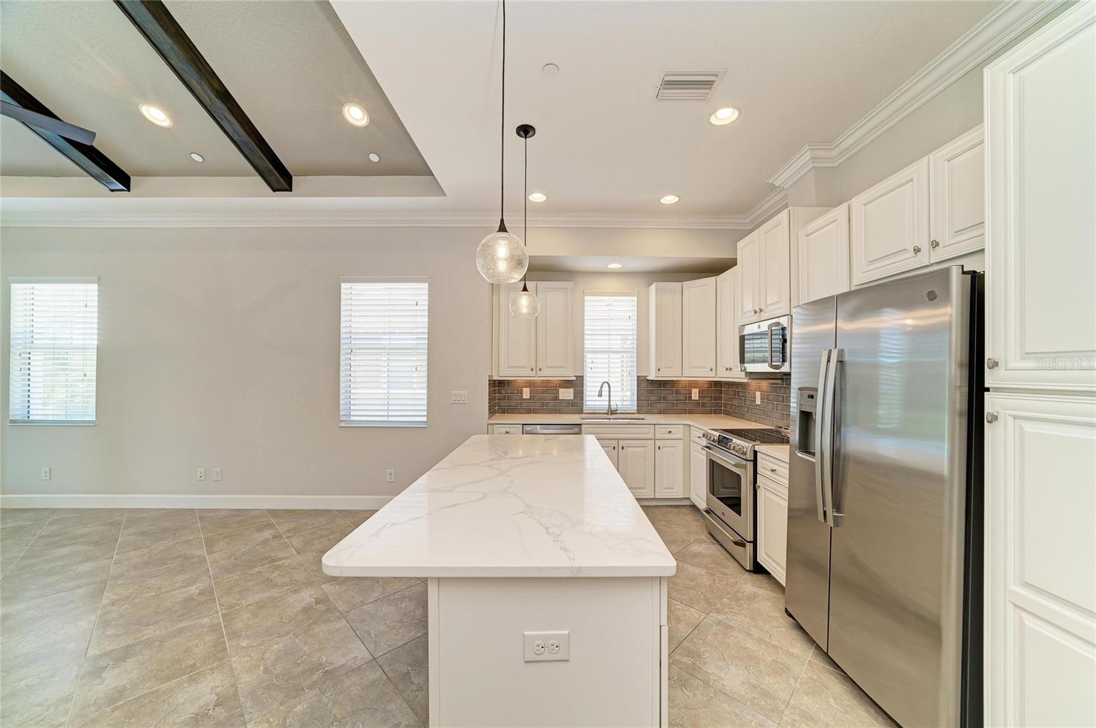 340 SAPPHIRE LAKE DR #201, BRADENTON, FL, 34209