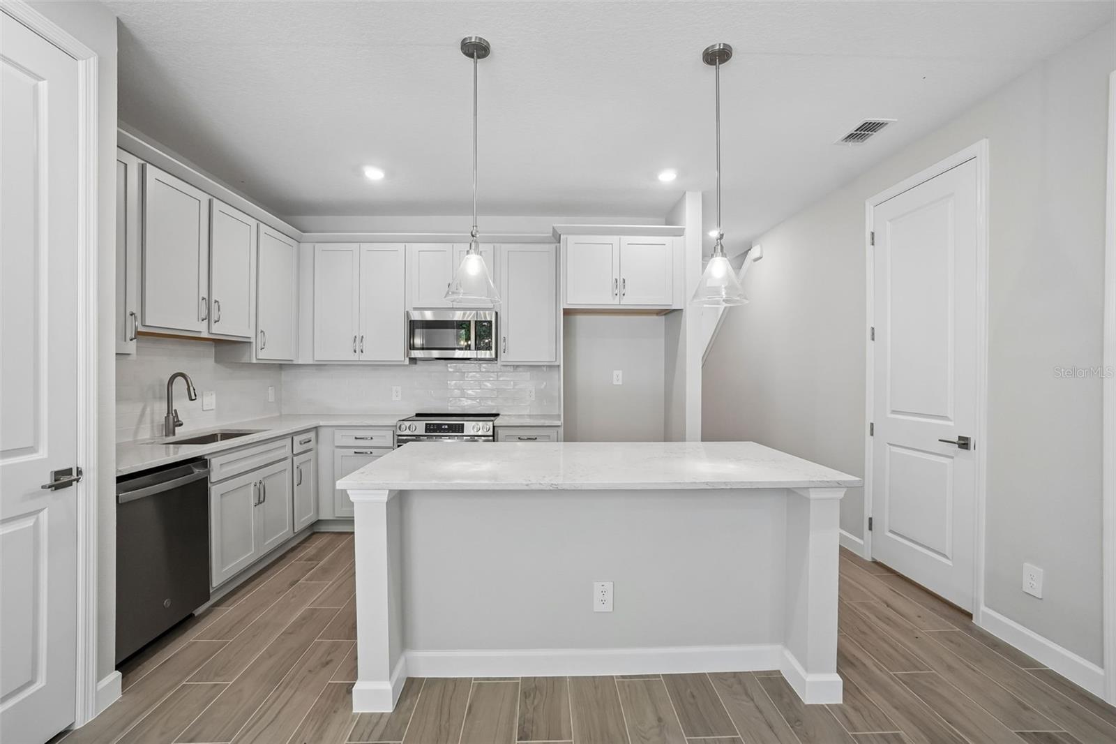 7520 DEER VALLEY CIRCLE, TAMPA, FL, 33635