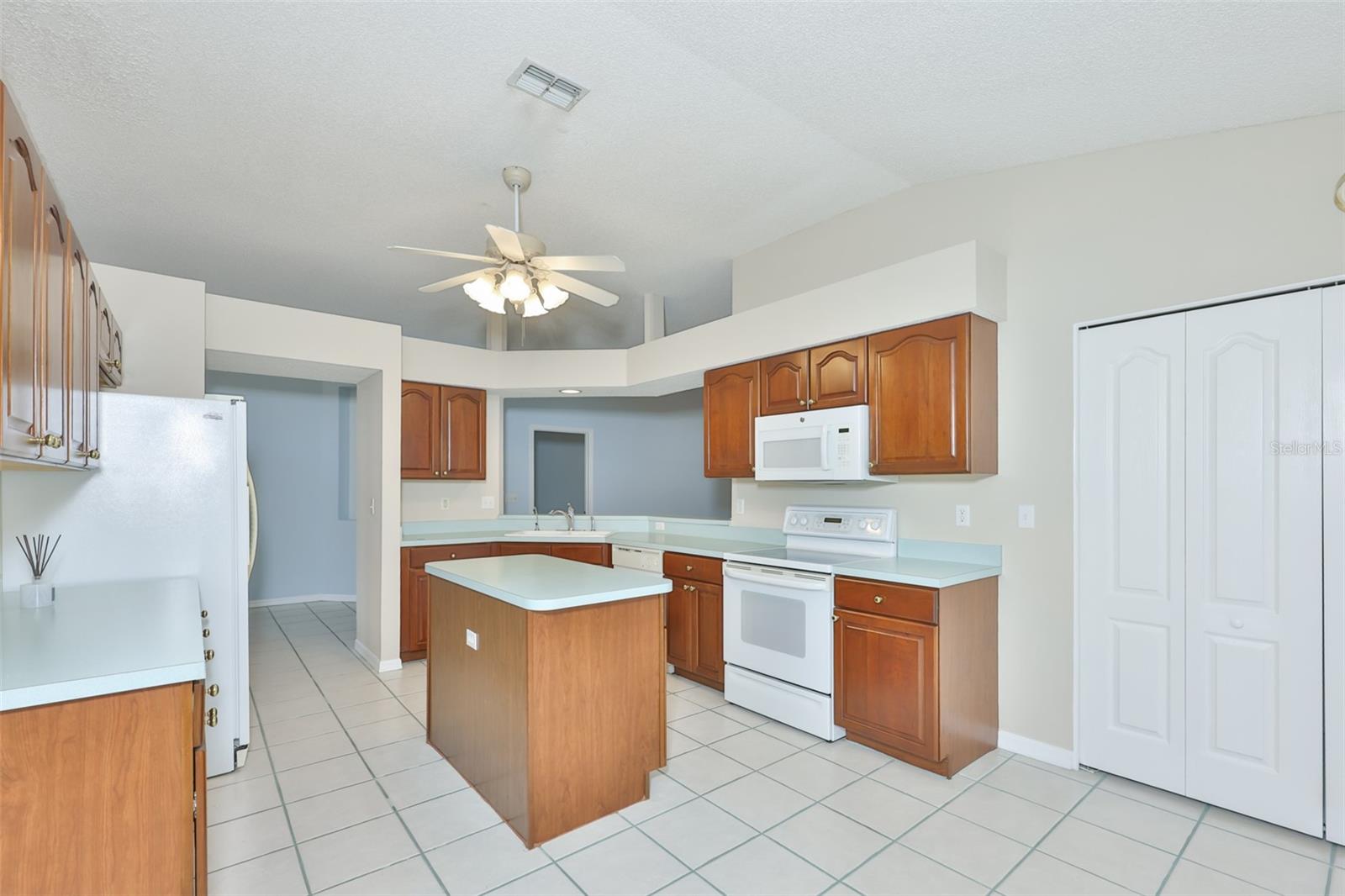 951 VILLEROY GREENS DR, SUN CITY CENTER, FL, 33573