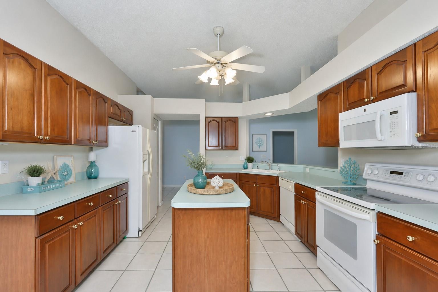 951 VILLEROY GREENS DR, SUN CITY CENTER, FL, 33573