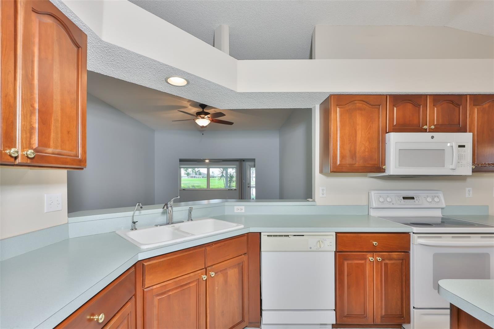 951 VILLEROY GREENS DR, SUN CITY CENTER, FL, 33573