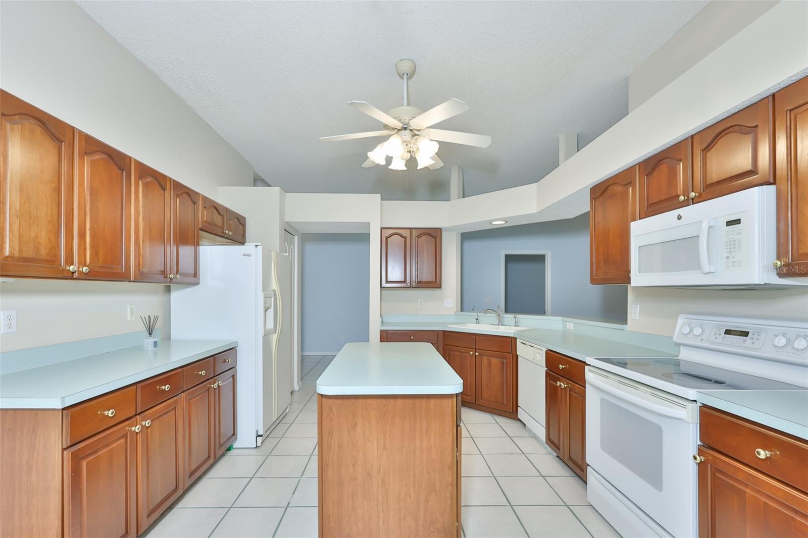 951 VILLEROY GREENS DR, SUN CITY CENTER, FL, 33573