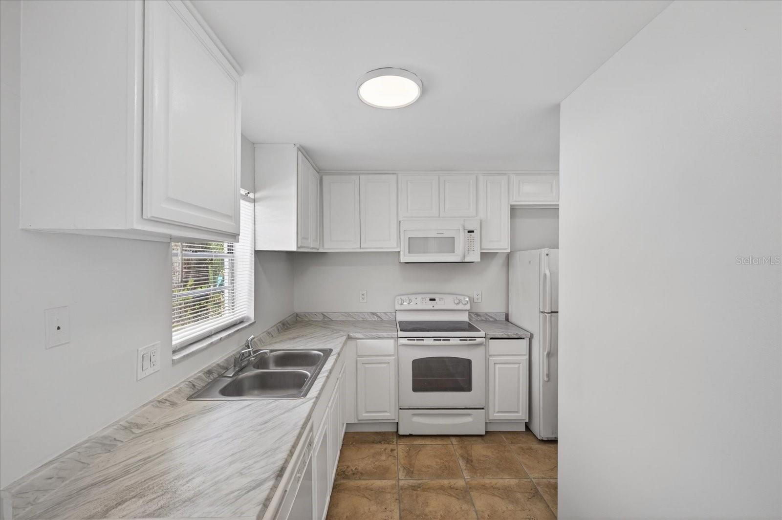 14024 VILLAGE TERRACE DR, TAMPA, FL, 33624