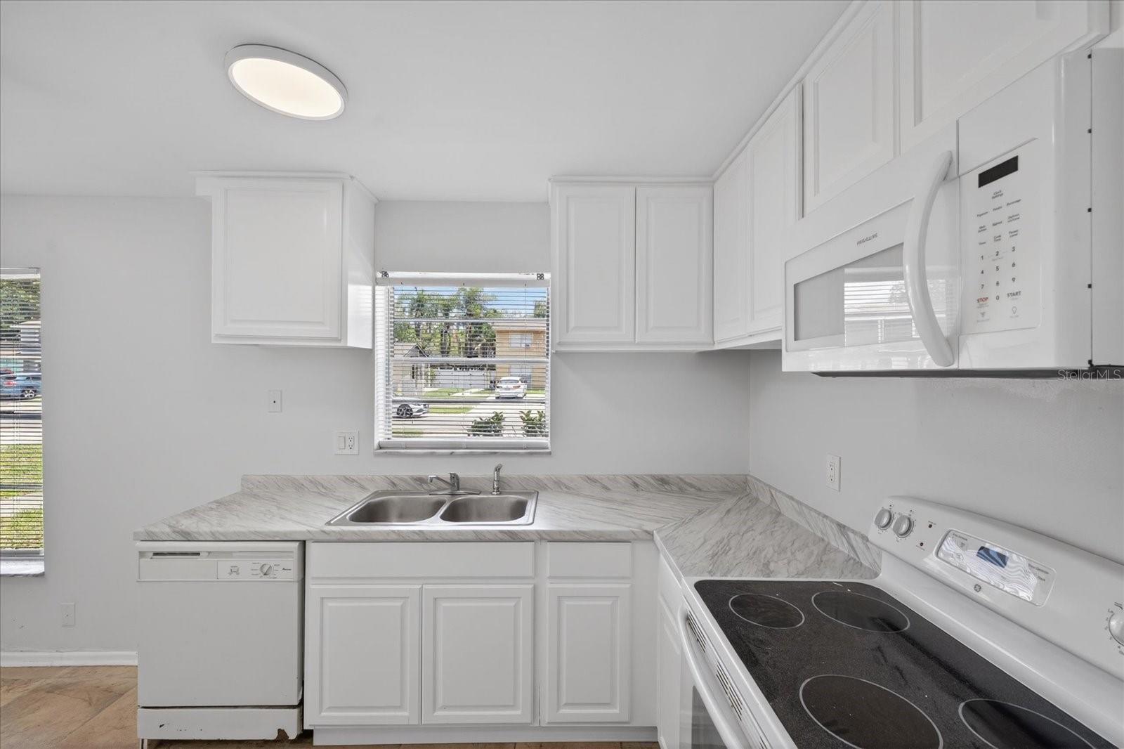 14024 VILLAGE TERRACE DR, TAMPA, FL, 33624