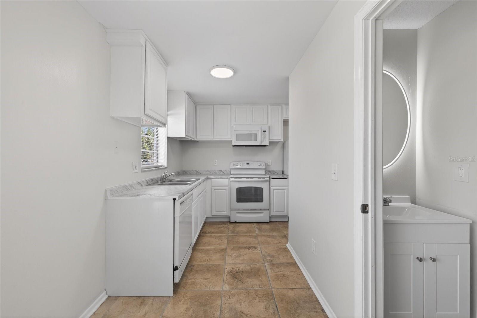 14024 VILLAGE TERRACE DR, TAMPA, FL, 33624