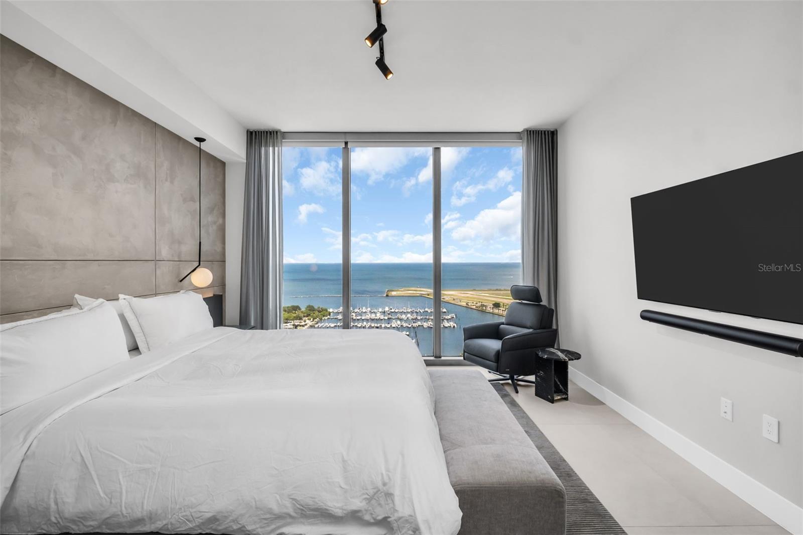 301 1ST ST S #2501, ST PETERSBURG, FL, 33701