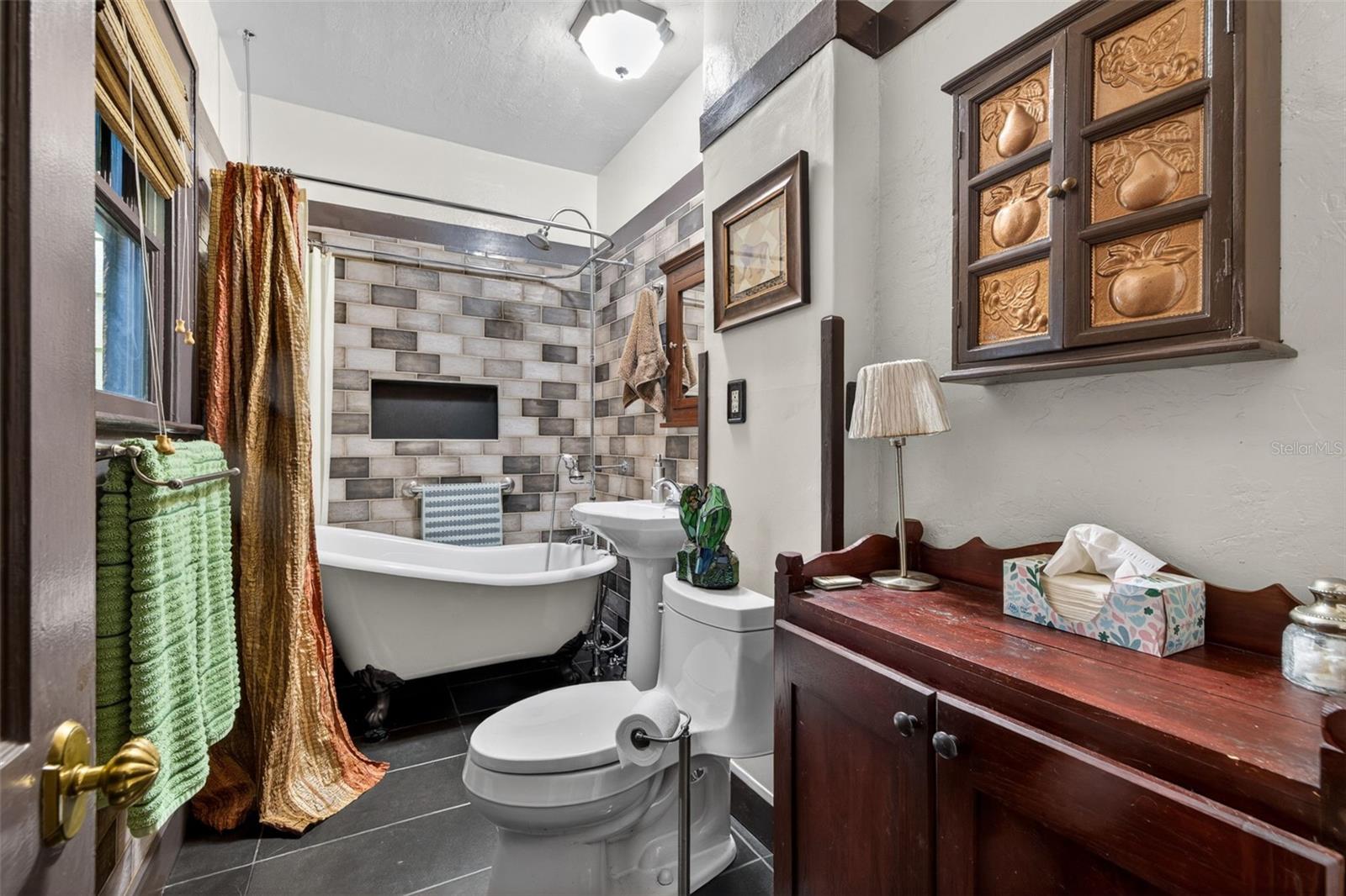 652 8TH AVE N, ST PETERSBURG, FL, 33701