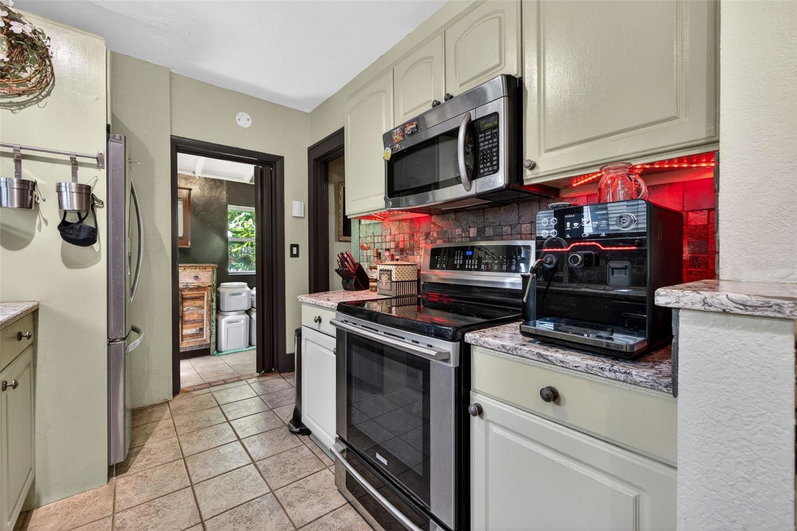 652 8TH AVE N, ST PETERSBURG, FL, 33701