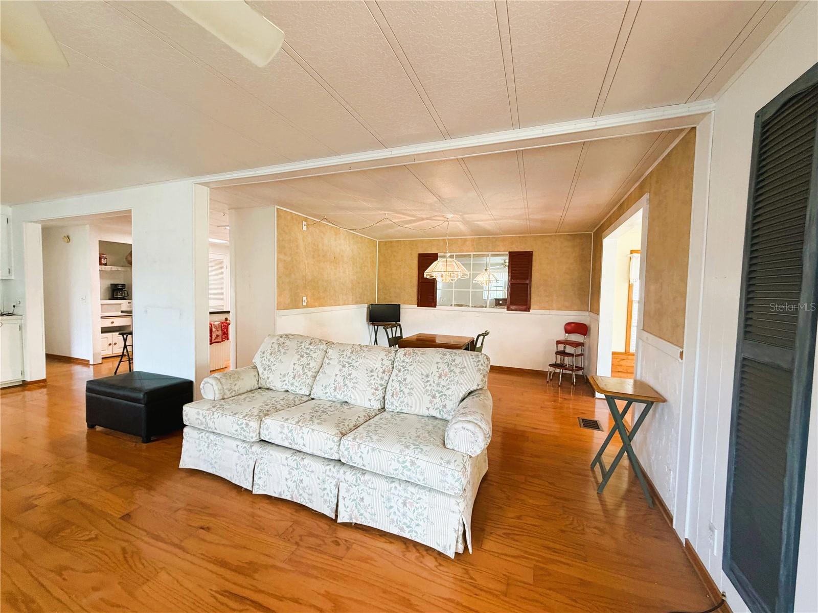 127 ROYAL PALM DR, LEESBURG, FL, 34748