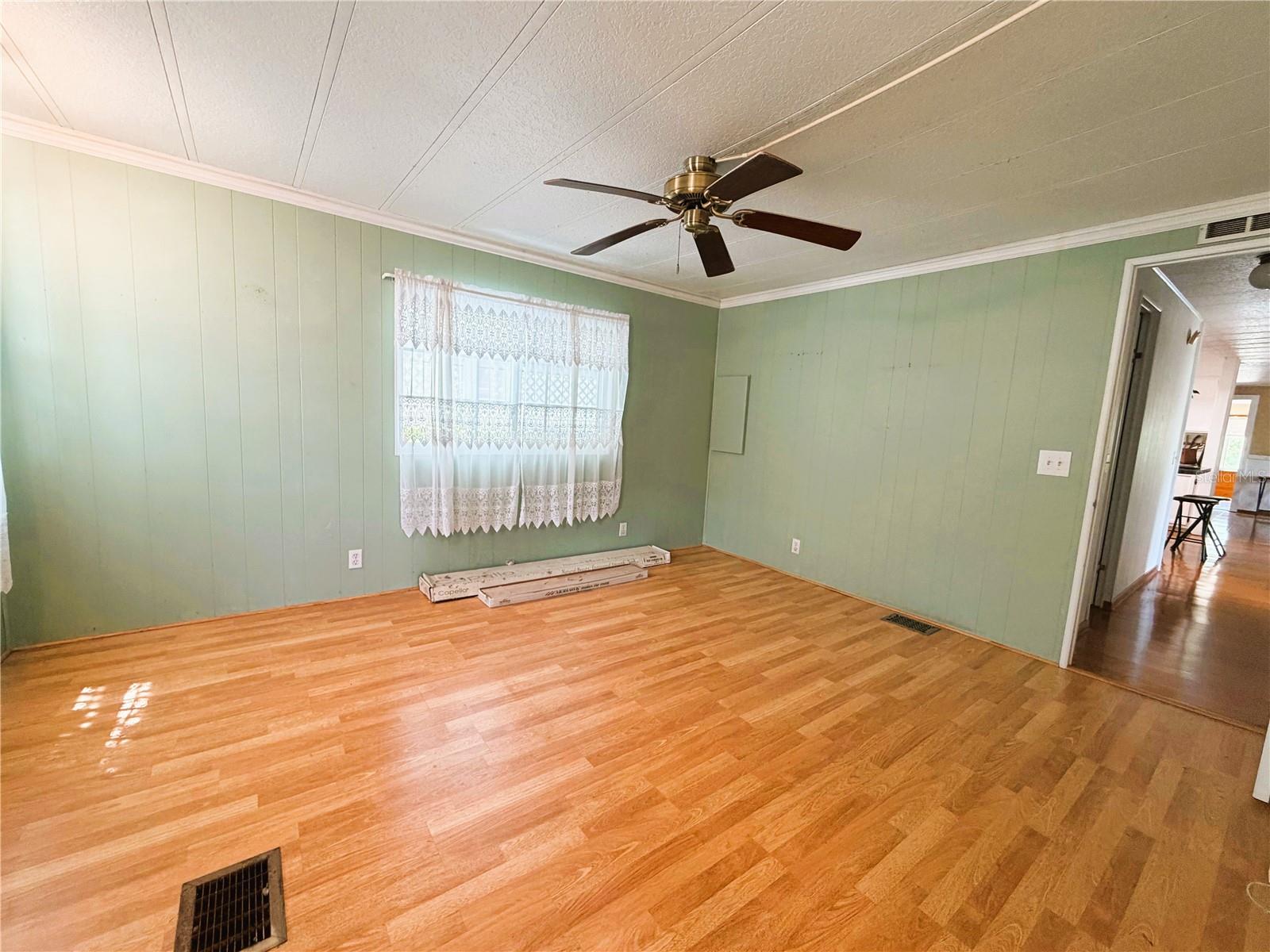 127 ROYAL PALM DR, LEESBURG, FL, 34748