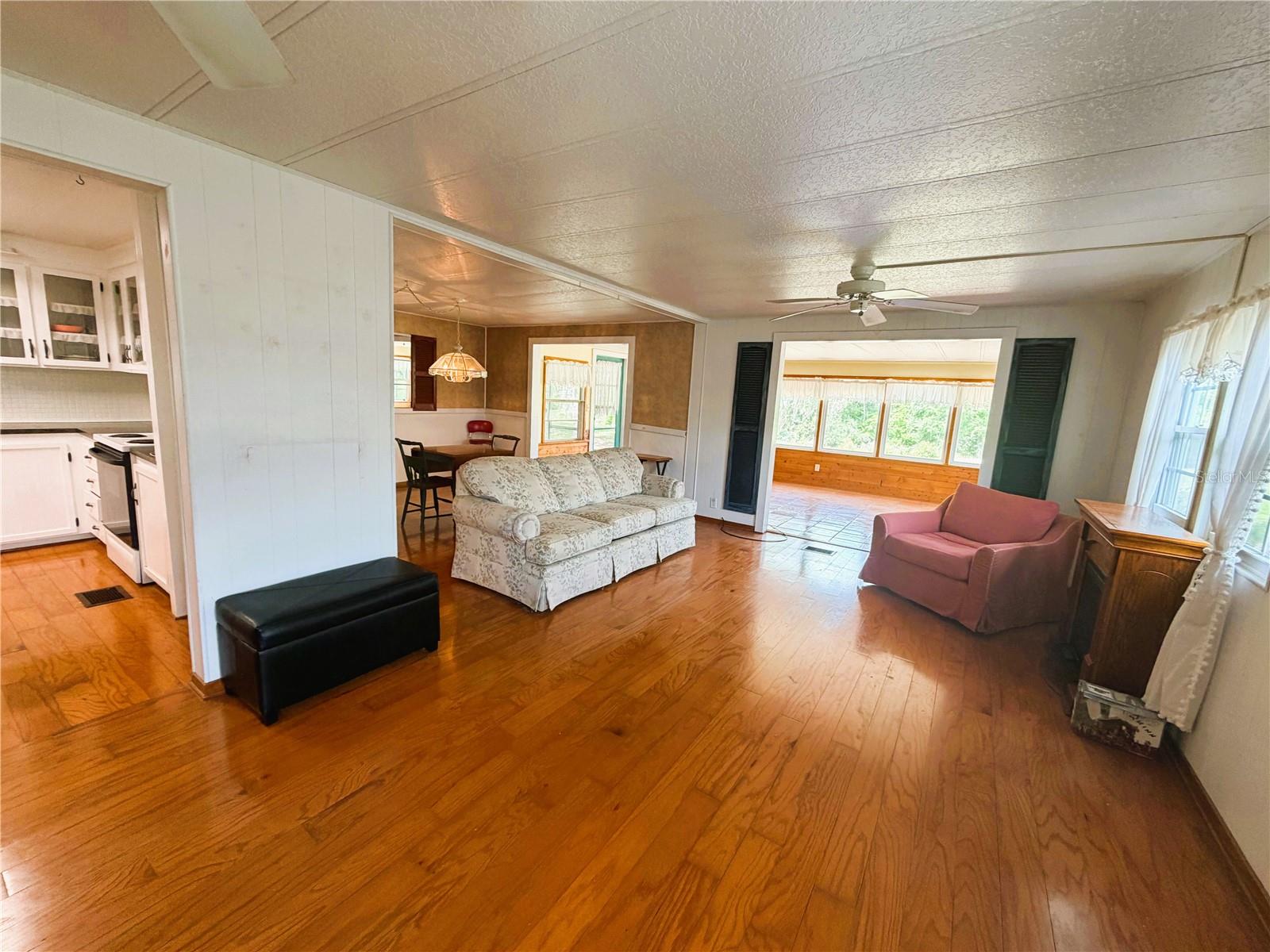 127 ROYAL PALM DR, LEESBURG, FL, 34748