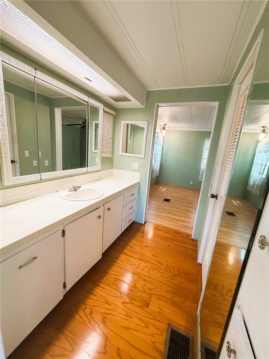 127 ROYAL PALM DR, LEESBURG, FL, 34748
