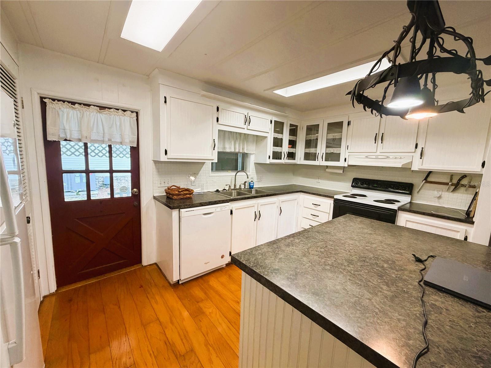 127 ROYAL PALM DR, LEESBURG, FL, 34748