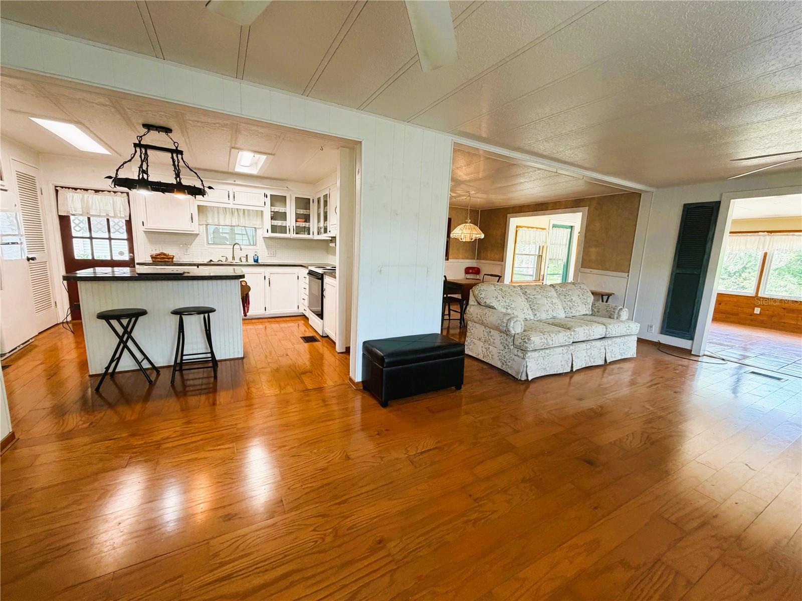 127 ROYAL PALM DR, LEESBURG, FL, 34748