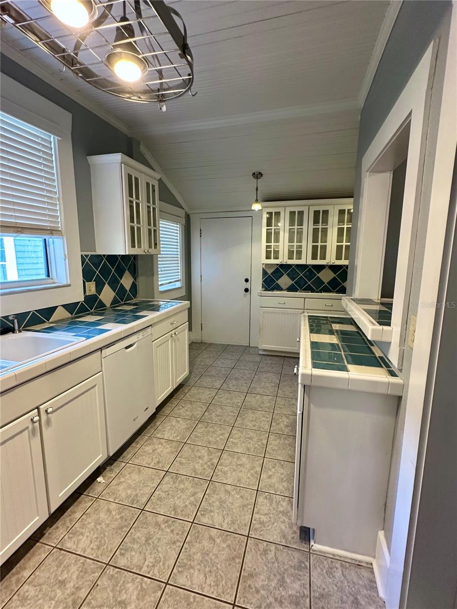 1209 E COMANCHE AVE, TAMPA, FL, 33604