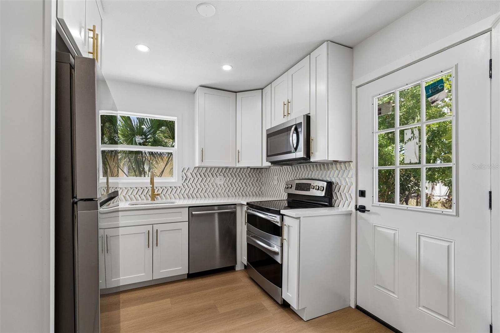 517 HAMPTON AVE NE, ST PETERSBURG, FL, 33703