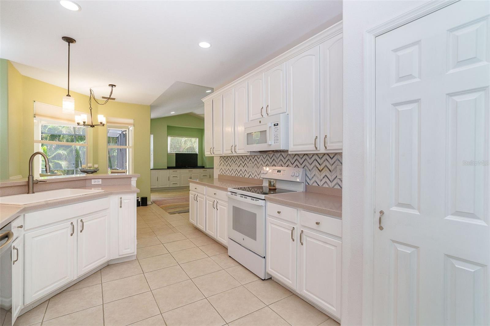 122 CLEAR LAKE DR, ENGLEWOOD, FL, 34223