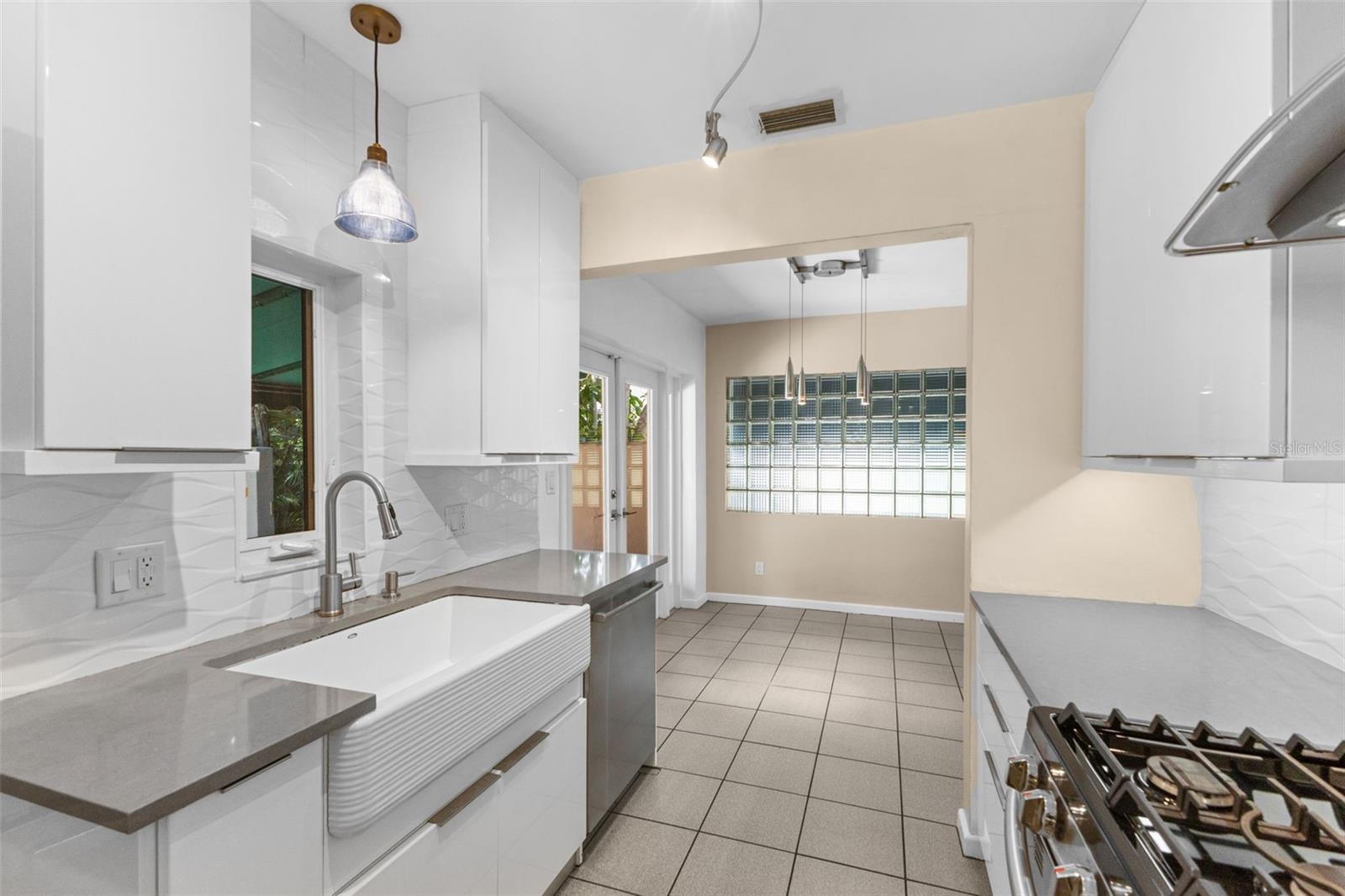 135 ARANDA ST NE, ST PETERSBURG, FL, 33704