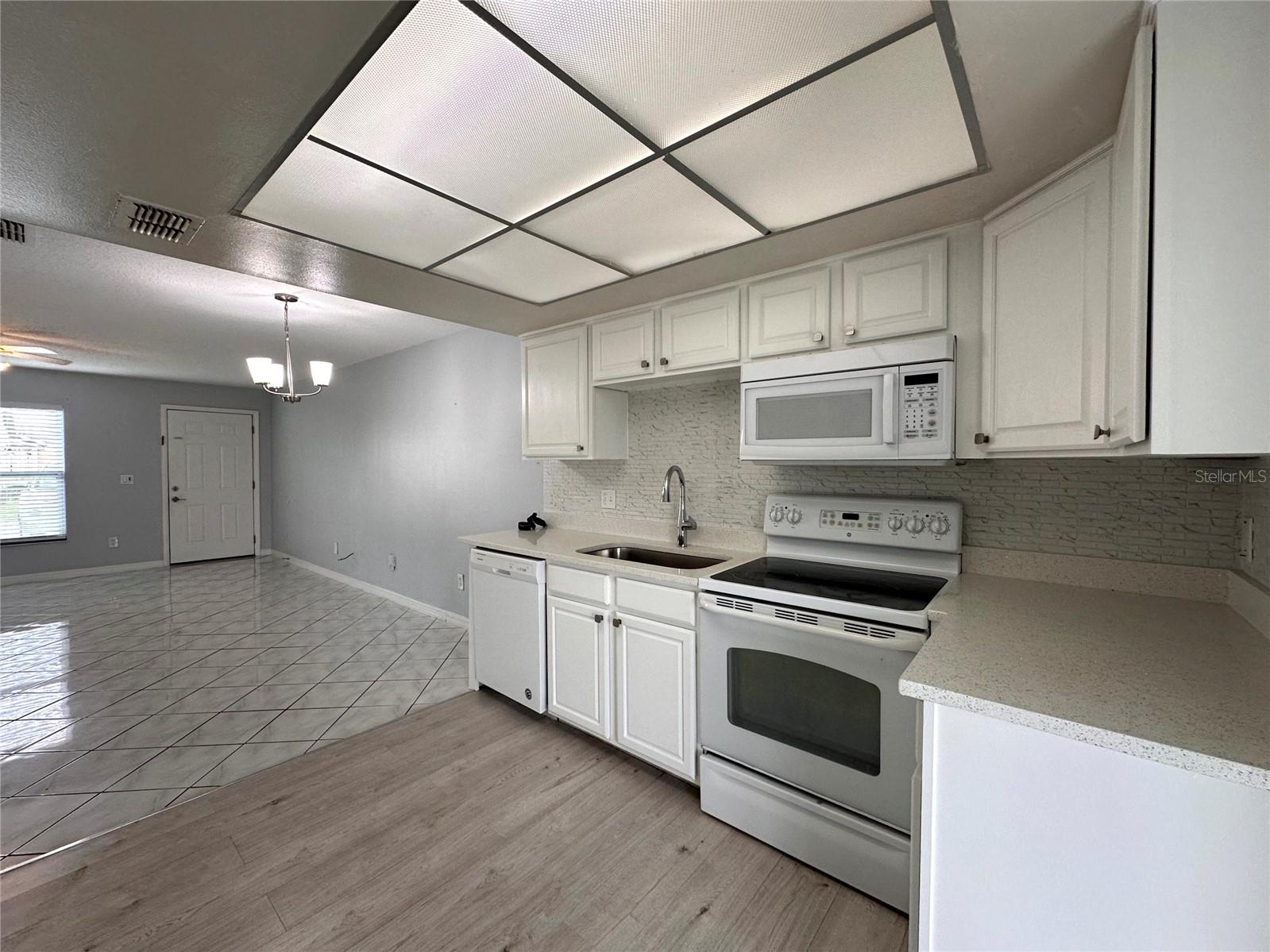 22 W COUNTRY COVE WAY, KISSIMMEE, FL, 34743